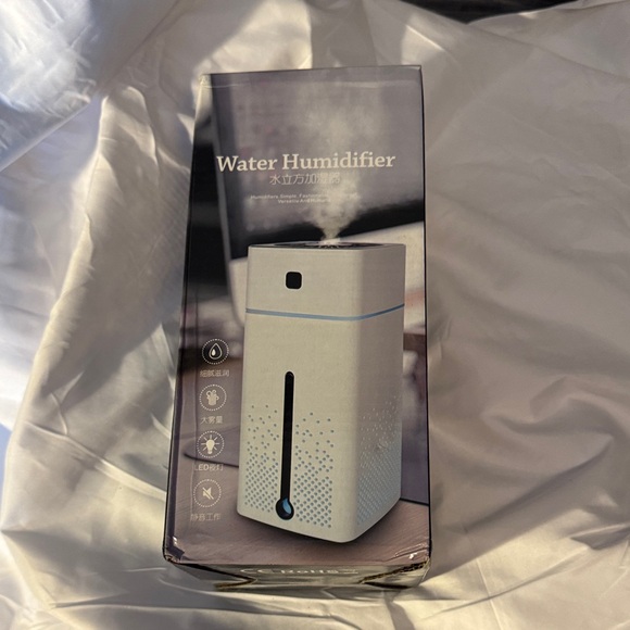 Other - Elegant White Water Humidifier